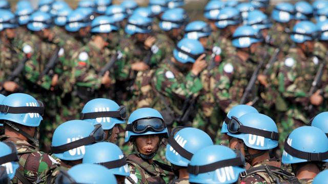 Ein Heer von indonesischen Blauhelm-Soldaten trainiert auf einem Armeestützpunkt in West-Java.