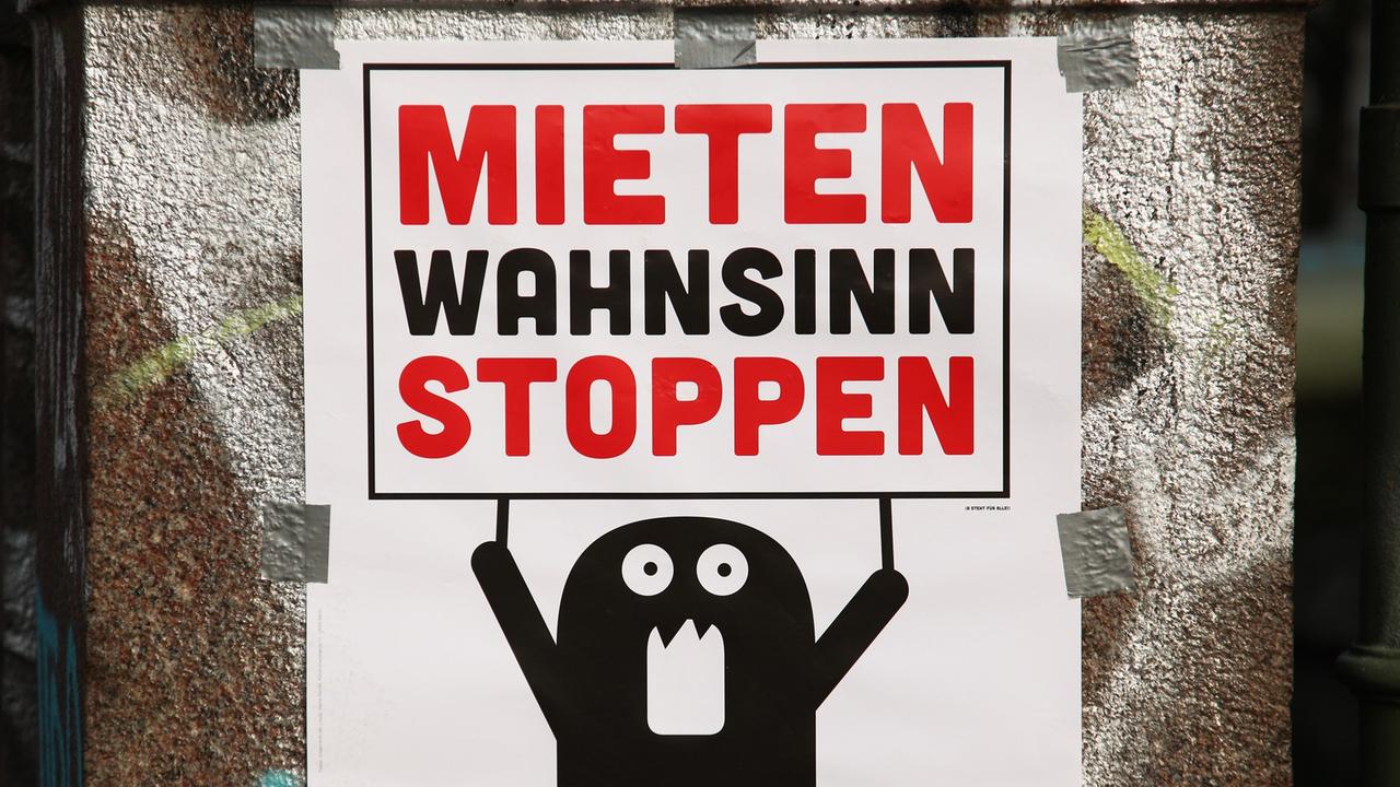 "Mietenwahnsinn stoppen, Lärmdemo und Kundgebung gegen Verdrängung und Zwangsräumungen" steht am 26.03.2014 auf einem Plakat im Bezirk Kreuzberg in Berlin. "Mietenwahnsinn stoppen, Lärmdemo und Kundgebung gegen Verdrängung und Zwangsräumungen" steht am 26.03.2014 auf einem Plakat im Bezirk Kreuzberg in Berlin.