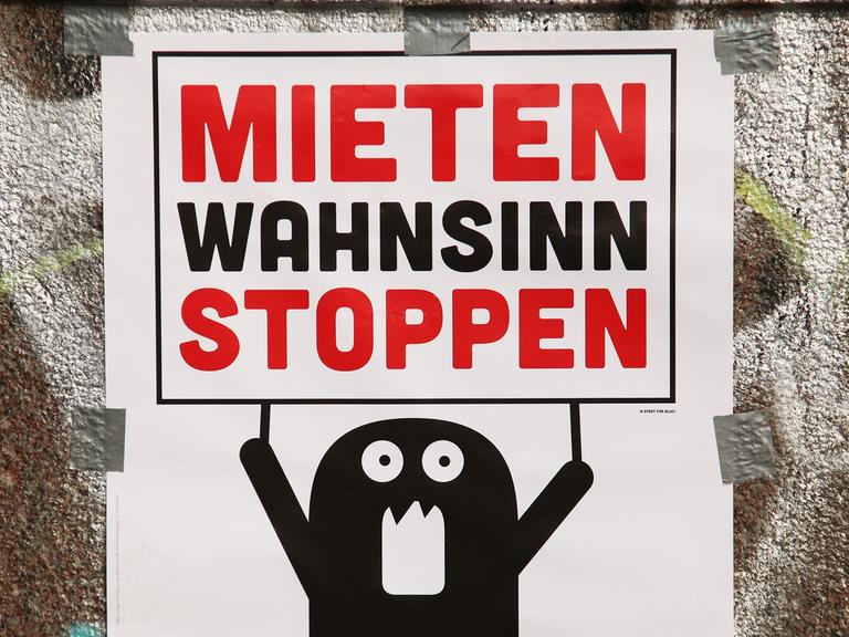 "Mietenwahnsinn stoppen, Lärmdemo und Kundgebung gegen Verdrängung und Zwangsräumungen" steht am 26.03.2014 auf einem Plakat im Bezirk Kreuzberg in Berlin.