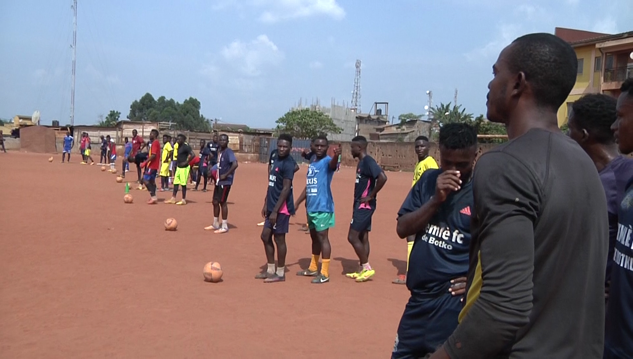 Beim Fußballtraining in einem kleinen Küstendorf in Kamerun gelten keine Abstandsregeln.