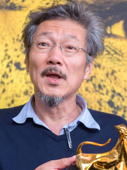 Der südkoreanische Filmregisseur Hong Sang-soo mit dem Goldenen Leoparden, den er für seinen Film "Right Now, Wrong Then" beim 68. Internationalen Filmfestival Locarno am 15. August 2015 gewann.