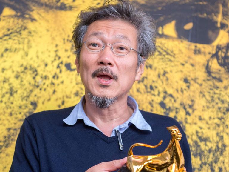 Der südkoreanische Filmregisseur Hong Sang-soo mit dem Goldenen Leoparden, den er für seinen Film "Right Now, Wrong Then" beim 68. Internationalen Filmfestival Locarno am 15. August 2015 gewann.