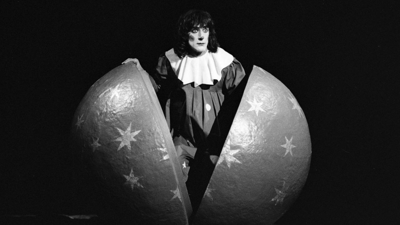 Clown Pic tritt als Pierrot Lunaire auf: Er steigt aus einem großen sternenbemaltem Ball und blickt weißgeschminkt mit großen Augen zum Publikum. Clown Pic tritt als Pierrot Lunaire auf: Er steigt aus einem großen sternenbemaltem Ball und blickt weißgeschminkt mit großen Augen zum Publikum.