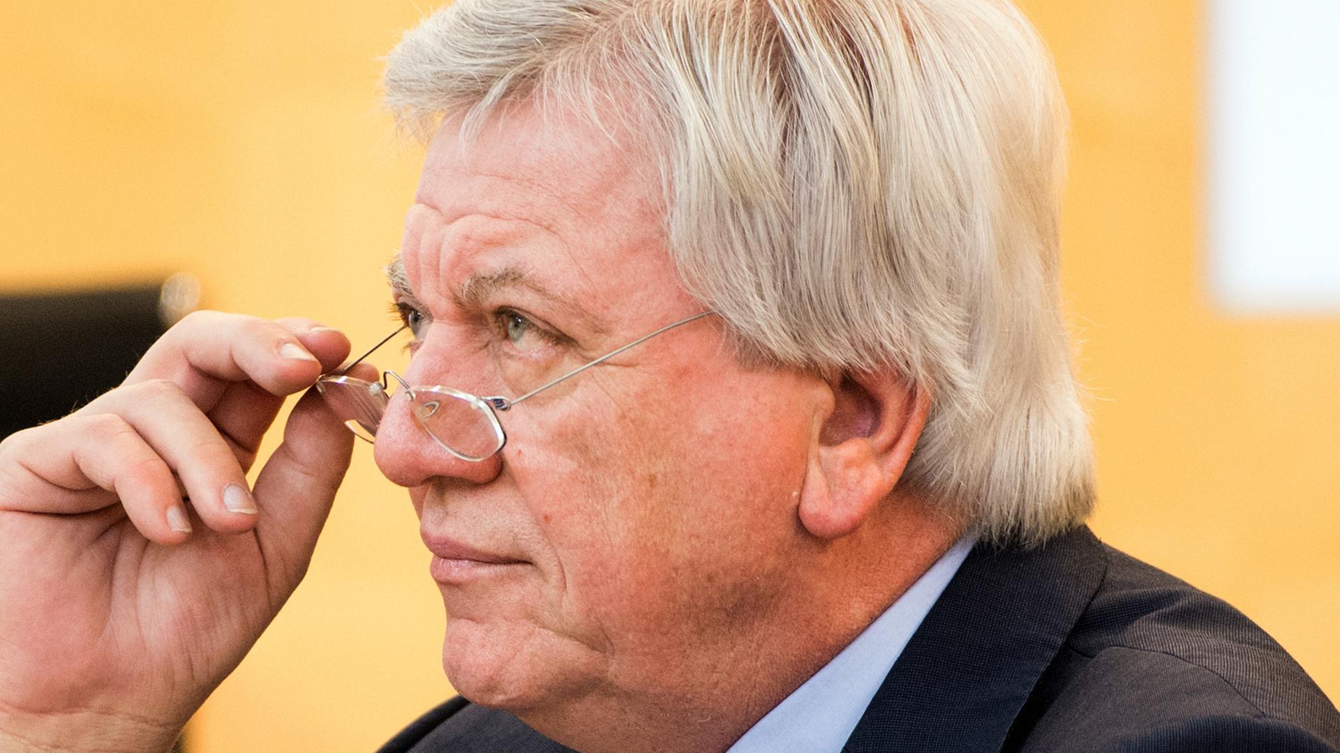 Volker Bouffier war zum Zeitpunkt des Kasseler NSU-Mordes Innenminister des Landes. Volker Bouffier war zum Zeitpunkt des Kasseler NSU-Mordes Innenminister des Landes.