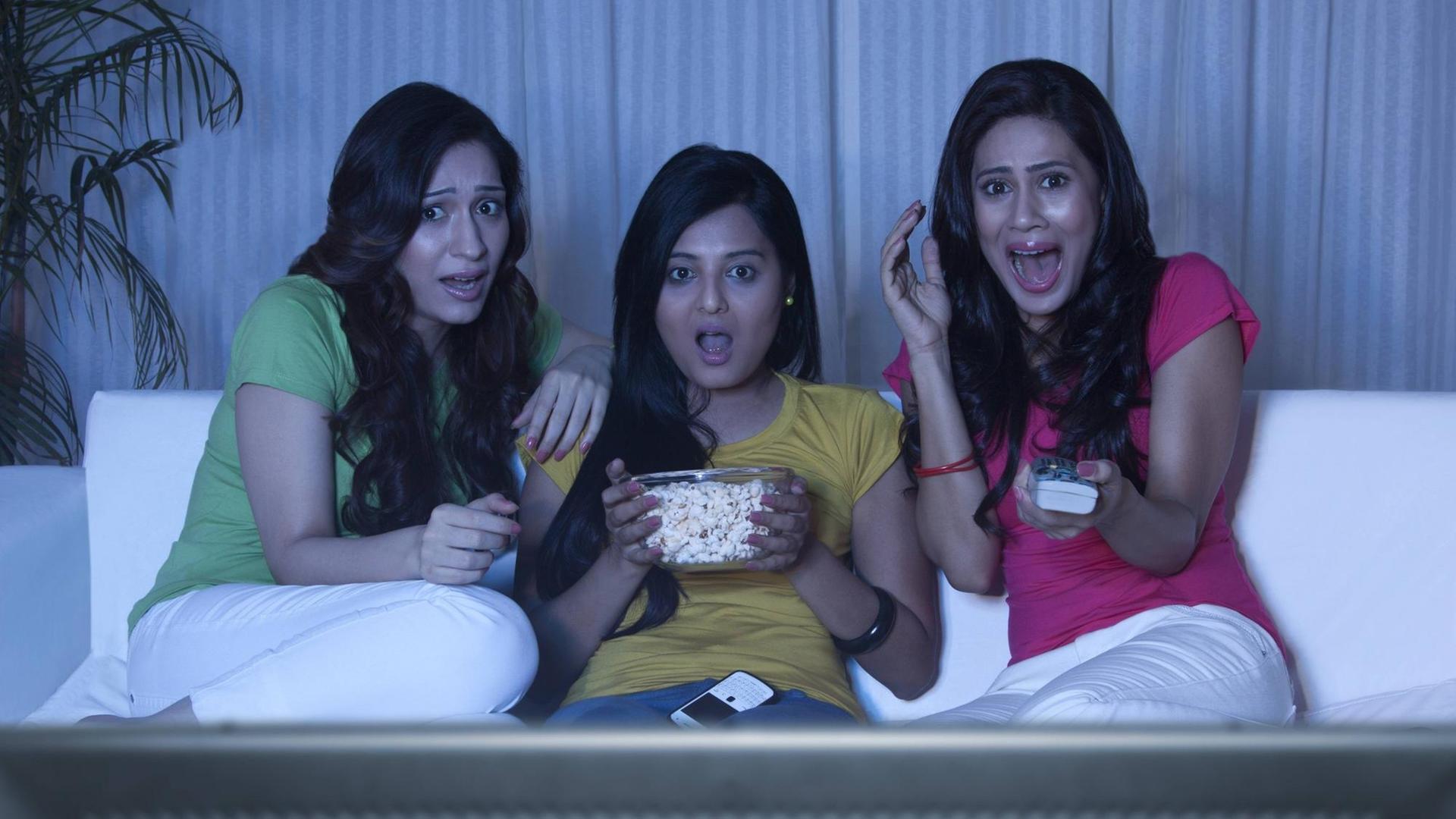 Drei Frauen sehen einen spannenden Film