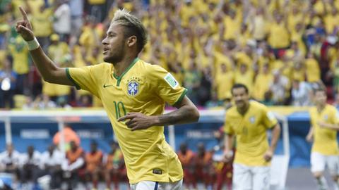 Brasiliens Weltklassestürmer Neymar freut sich beim 4:1 gegen Kamerun, dem dritten Vorrundenspiel seines Teams während der Fußball-WM 2014.