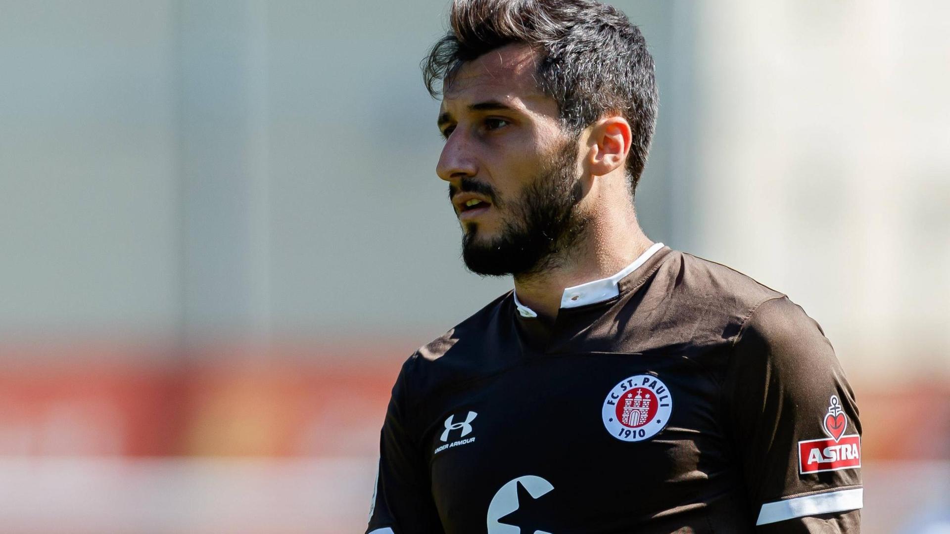 Hippach, Oesterreich, 10.07.2019, Freundschaftsspiel, FC St. Pauli - WSG Wattens, Cenk Sahin STP schaut Hippach Lindenstadion Tirol Austria eu-images-01048-186084 Hippach, Austria, 10 07 2019, friendly match, FC St Pauli WSG Wattens, Cenk Sahin STP watching Hippach Lindenstadion Tirol Austria eu images 01048 186084 eu-images-048 Hippach, Oesterreich, 10.07.2019, Freundschaftsspiel, FC St. Pauli - WSG Wattens, Cenk Sahin STP schaut Hippach Lindenstadion Tirol Austria eu-images-01048-186084 Hippach, Austria, 10 07 2019, friendly match, FC St Pauli WSG Wattens, Cenk Sahin STP watching Hippach Lindenstadion Tirol Austria eu images 01048 186084 eu-images-048