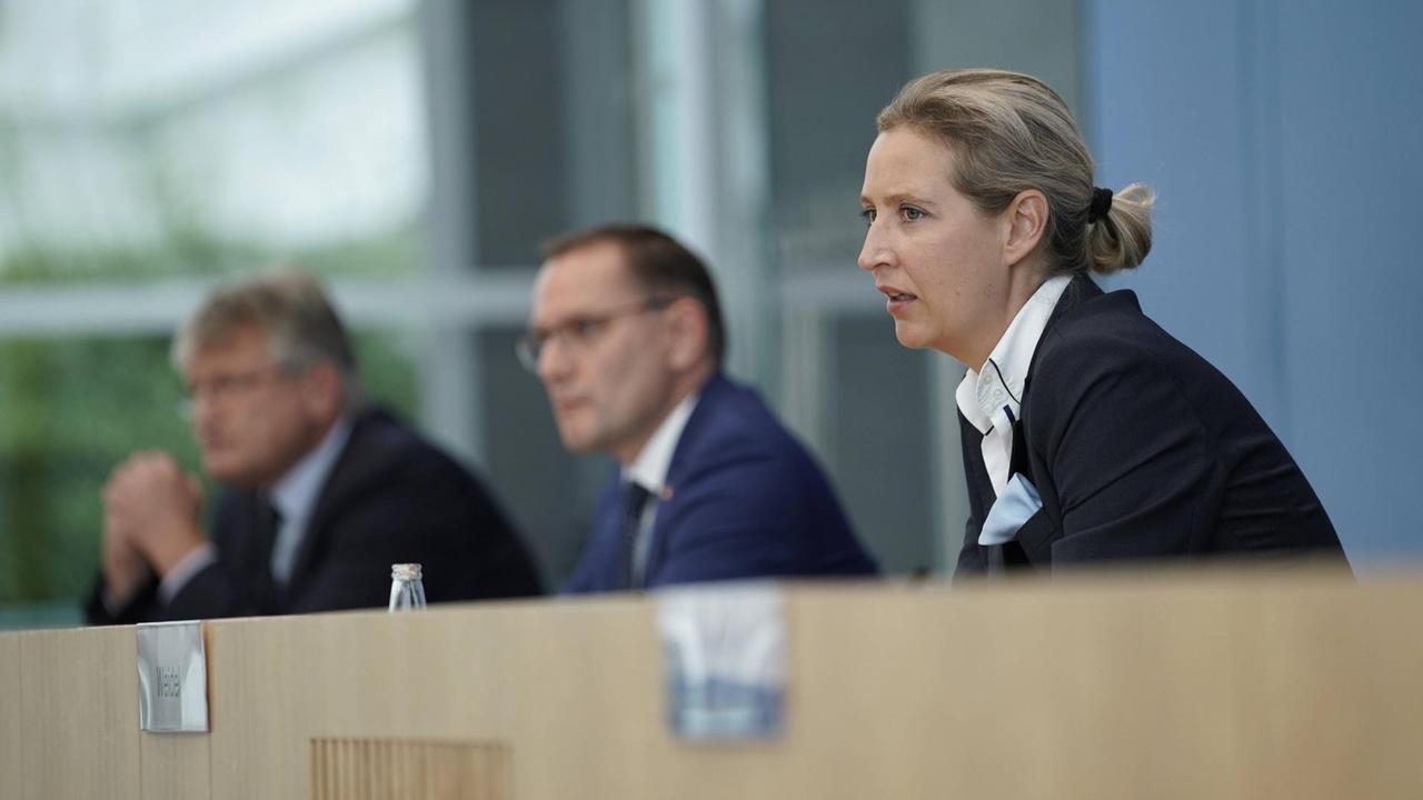 Bundespressekonferenz AfD - Zu den Bundestags- und Landtagswahlen Aktuell,27.09.2021,Berlin,Alice Weidel, Spitzenkandidatin der AfD gemeinsam mit Tino Chrupalla, Spitzenkandidat der AfD, Prof. Dr. Joerg Meuthen, Bundessprecher der AfD, bei der Bundespressekonferenz zum Thema AfD - Zu den Bundestags- und Landtagswahlen Berlin Berlin Deutschland *** Bundespressekonferenz AfD Zu den Bundestags und Landtagswahlen Aktuell,27 09 2021,Berlin,Alice Weidel, top candidate of the AfD together with Tino Chrupalla, top candidate of the AfD, Prof Dr Joerg Meuthen, federal spokesman of the AfD, at the Federal Press Conference on the topic AfD Zu den Bundestags und Landtagswahlen Berlin Berlin Germany Bundespressekonferenz AfD - Zu den Bundestags- und Landtagswahlen Aktuell,27.09.2021,Berlin,Alice Weidel, Spitzenkandidatin der AfD gemeinsam mit Tino Chrupalla, Spitzenkandidat der AfD, Prof. Dr. Joerg Meuthen, Bundessprecher der AfD, bei der Bundespressekonferenz zum Thema AfD - Zu den Bundestags- und Landtagswahlen Berlin Berlin Deutschland *** Bundespressekonferenz AfD Zu den Bundestags und Landtagswahlen Aktuell,27 09 2021,Berlin,Alice Weidel, top candidate of the AfD together with Tino Chrupalla, top candidate of the AfD, Prof Dr Joerg Meuthen, federal spokesman of the AfD, at the Federal Press Conference on the topic AfD Zu den Bundestags und Landtagswahlen Berlin Berlin Germany