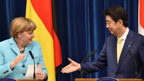 Bundeskanzlerin Angela Merkel und der japanische Ministerpräsident Shinzo Abe in Tokio.