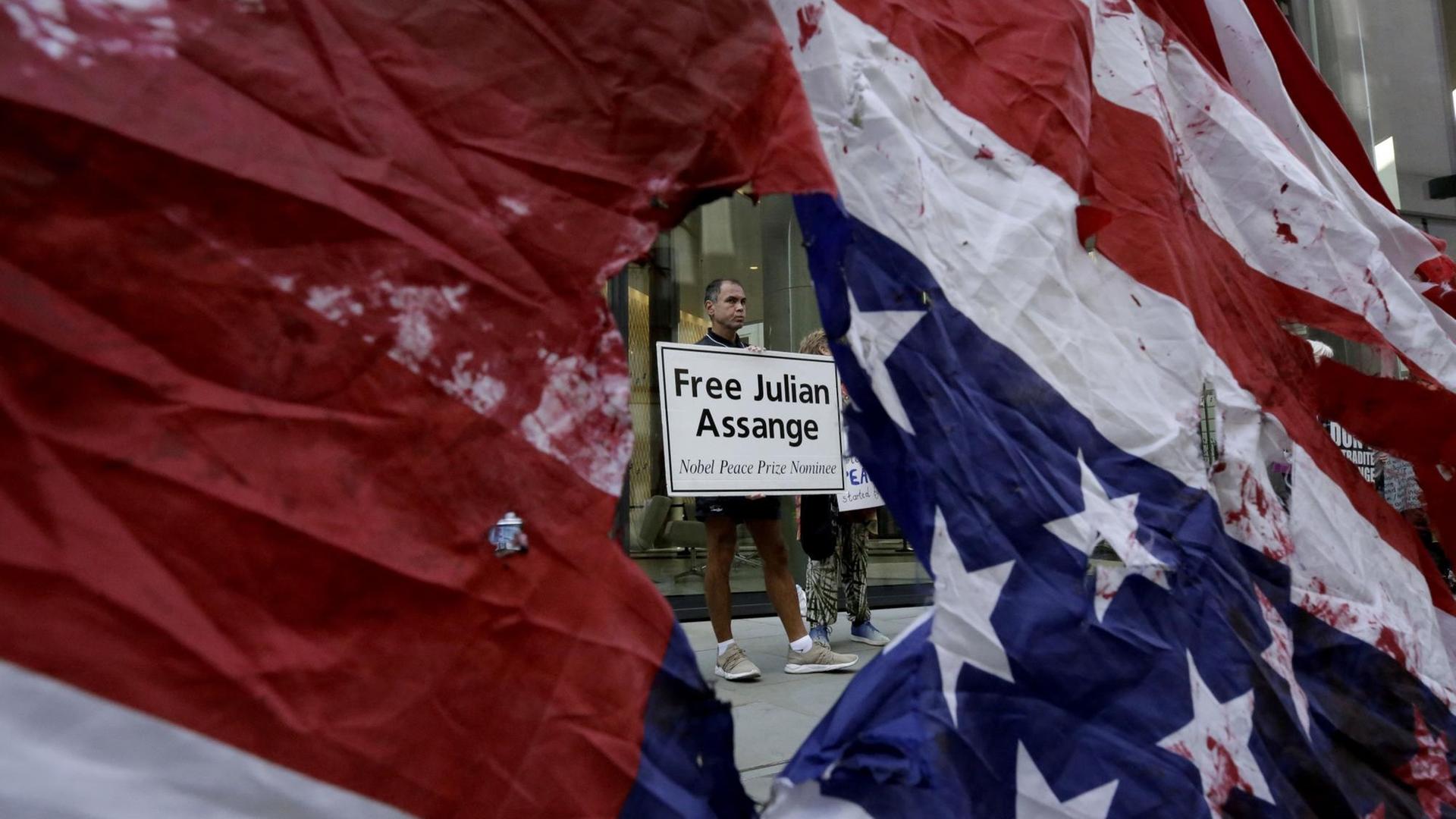 Ein Unterstützer von Wikileaks-Gründer Julian Assange steht am 14.09.2020 mit einem "Free Juaian Assange"-Plakat vor dem the Central Criminal Court, the Old Bailey, in London Ein Unterstützer von Wikileaks-Gründer Julian Assange steht am 14.09.2020 mit einem "Free Juaian Assange"-Plakat vor dem the Central Criminal Court, the Old Bailey, in London