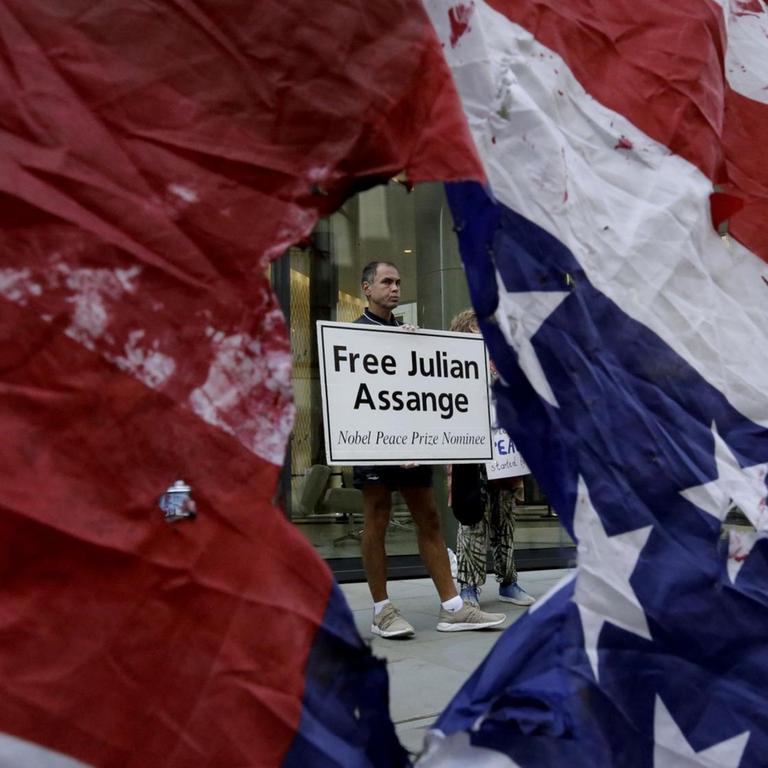 Ein Unterstützer von Wikileaks-Gründer Julian Assange steht am 14.09.2020 mit einem "Free Juaian Assange"-Plakat vor dem the Central Criminal Court, the Old Bailey, in London