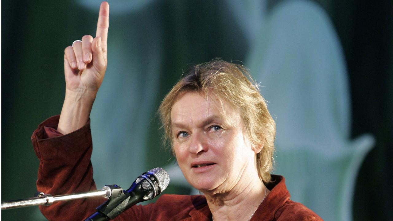 Die Autorin Elke Heidenreich präsentiert auf einer Pressekonferenz das unter anderem von ihr verfasste Buch "Das geheime Königreich - Oper für Kinder" am Montag (03.09.2007) in Köln. Seit über zehn Jahren begeistert sie mit eigenen Texten an der Kölner Kinderoper ihr junges Publikum und hat bereits zwanzig Opern auf die Bühne gebracht. Sie berichtet in dem Buch, wie sie die Stücke übersetzt, aktualisiert, kürzt und die Kinder zum Staunen bringt, sie ins "geheime Königreich" der Oper entführt. Erhältlich ist das Buch seit dem 27. August 2007. Foto: Jörg Carstensen dpa +++(c) dpa - Report+++ Die Autorin Elke Heidenreich präsentiert auf einer Pressekonferenz das unter anderem von ihr verfasste Buch "Das geheime Königreich - Oper für Kinder" am Montag (03.09.2007) in Köln. Seit über zehn Jahren begeistert sie mit eigenen Texten an der Kölner Kinderoper ihr junges Publikum und hat bereits zwanzig Opern auf die Bühne gebracht. Sie berichtet in dem Buch, wie sie die Stücke übersetzt, aktualisiert, kürzt und die Kinder zum Staunen bringt, sie ins "geheime Königreich" der Oper entführt. Erhältlich ist das Buch seit dem 27. August 2007. Foto: Jörg Carstensen dpa +++(c) dpa - Report+++