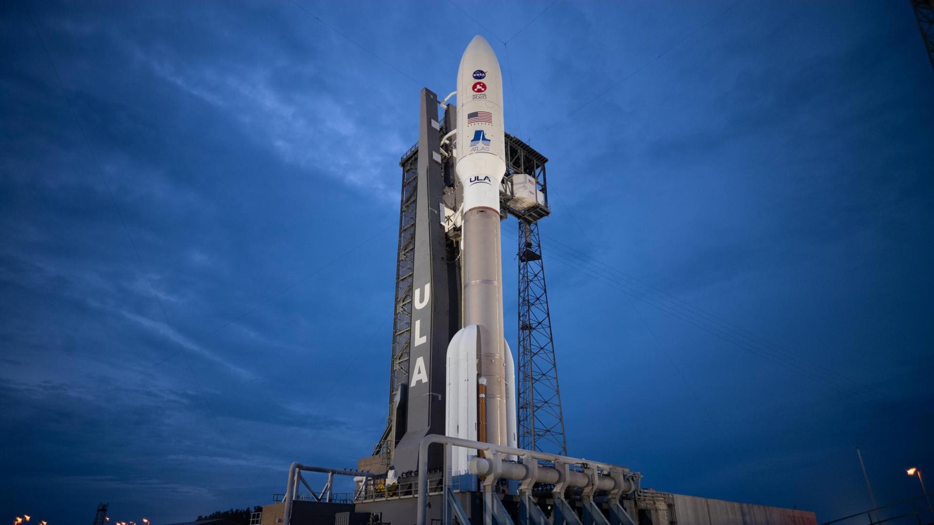 Blick auf eine senkrecht aufgestellte Rakete vor dem abendlichen Himmel in Cape Canaveral vor dem Start ins Weltall. Blick auf eine senkrecht aufgestellte Rakete vor dem abendlichen Himmel in Cape Canaveral vor dem Start ins Weltall.