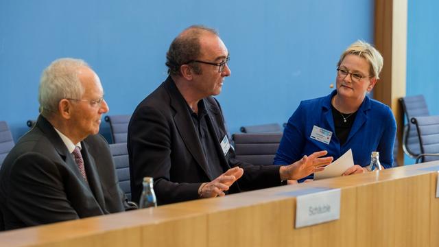 Deutschlandradio-Moderatorin Christine Heuer (rechts) mit Bundestagspräsident Wolfgang Schäuble (links) und dem Schriftsteller Robert Menasse (Mitte)