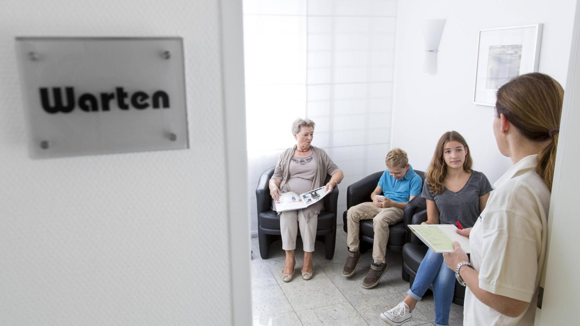 Patienten sitzen in einem Wartezimmer beim Arzt Patienten sitzen in einem Wartezimmer beim Arzt