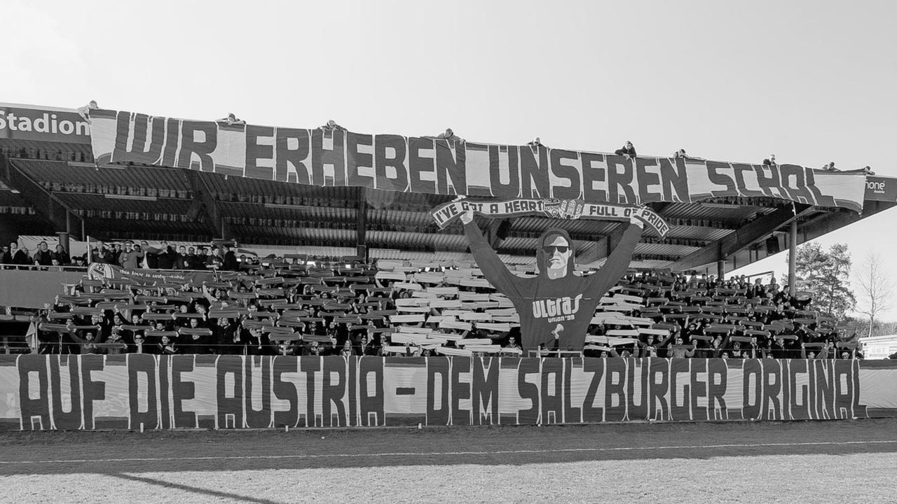 Fußballfans in einem Schwarzweißbild. Fußballfans in einem Schwarzweißbild.