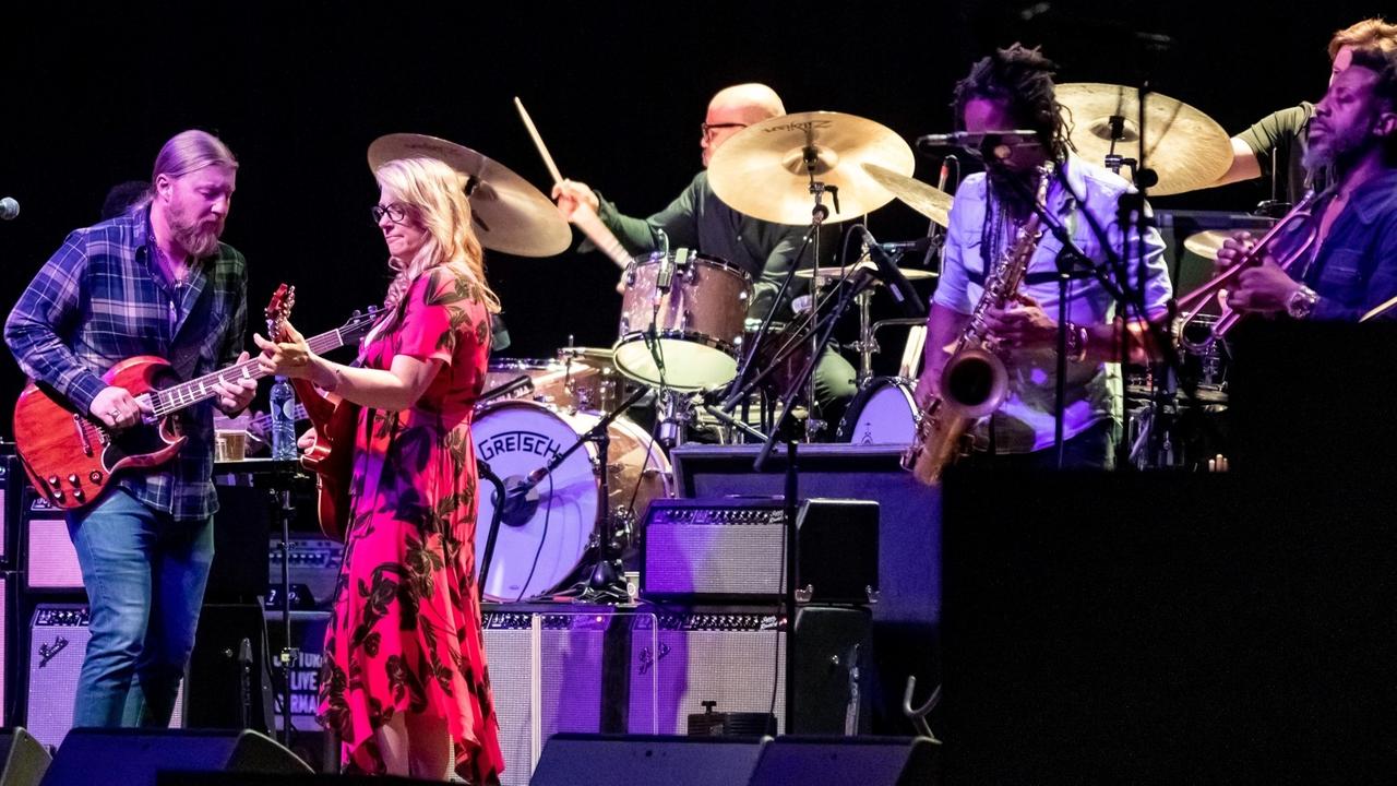 Derek Trucks und Susan Tedeschi stehen auf einer Bühne und spielen Gitarre Derek Trucks und Susan Tedeschi stehen auf einer Bühne und spielen Gitarre