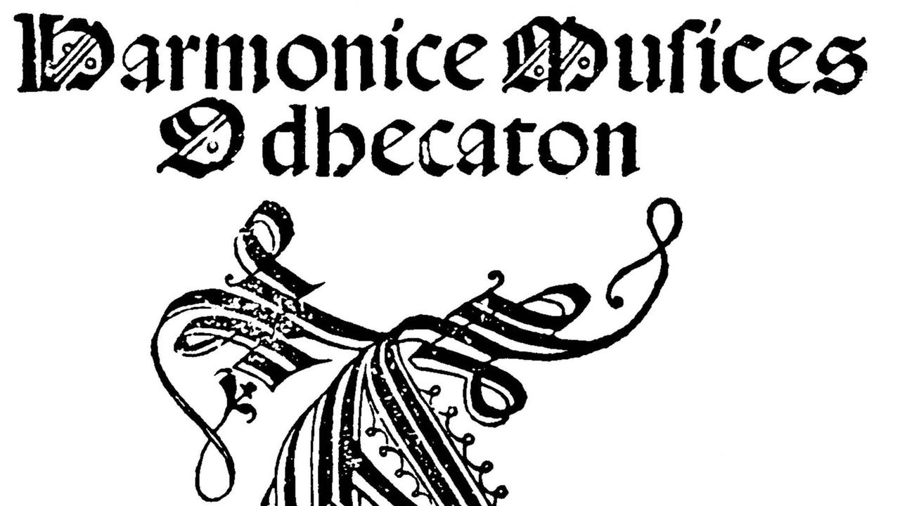 Auszug aus dem Titelblatt der ersten großen gedruckten Notensammlung "Harmonice Musices Odhecaton", das alt anmutende Schriftzüge zeigt. Auszug aus dem Titelblatt der ersten großen gedruckten Notensammlung "Harmonice Musices Odhecaton", das alt anmutende Schriftzüge zeigt.