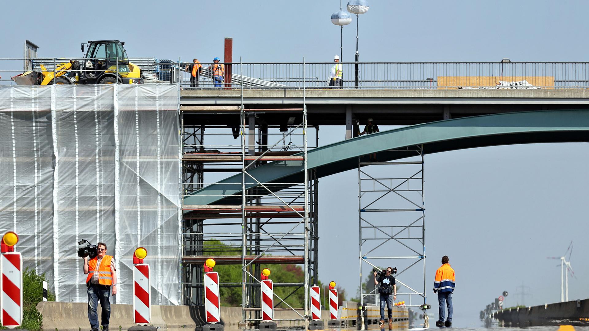 Bauarbeiter errichten am 25.04.2014 ein Gerüst an einer Autobahnbrücke über die A9 bei Zschepkau (Sachsen-Anhalt). Bauarbeiter errichten am 25.04.2014 ein Gerüst an einer Autobahnbrücke über die A9 bei Zschepkau (Sachsen-Anhalt).
