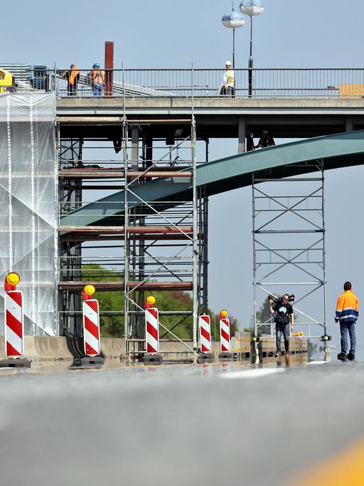 Bauarbeiter errichten am 25.04.2014 ein Gerüst an einer Autobahnbrücke über die A9 bei Zschepkau (Sachsen-Anhalt).
