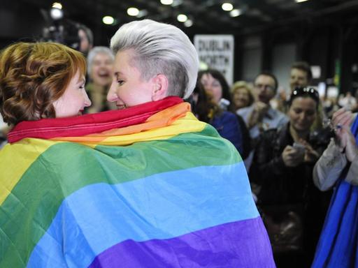 Die Befürworter einer gleichgeschlechtlichen Ehe, wie hier Monnine Griffith (l.) und Clodagh Robinson feiern das Abstimmungsergebnis.