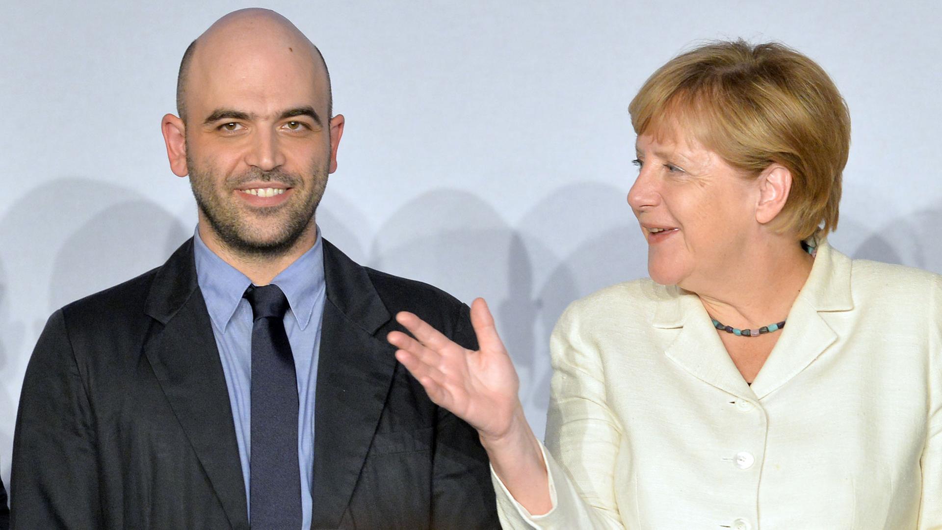 Der italienische Journalist Roberto Saviano und Kanzlerin Angela Markel nach der Verleihung des M100 Medien-Awards 2016 Der italienische Journalist Roberto Saviano und Kanzlerin Angela Markel nach der Verleihung des M100 Medien-Awards 2016