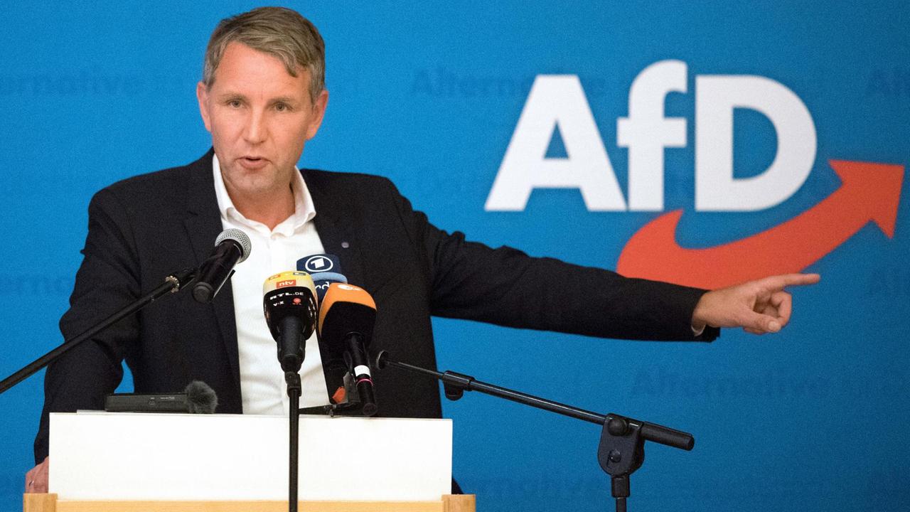 Björn Höcke, Vorsitzender der AfD in Thüringen, spricht zum Wahlkampfauftakt seiner Partei vor der Landtagswahl in Lommatzsch in Sachsen. Björn Höcke, Vorsitzender der AfD in Thüringen, spricht zum Wahlkampfauftakt seiner Partei vor der Landtagswahl in Lommatzsch in Sachsen.