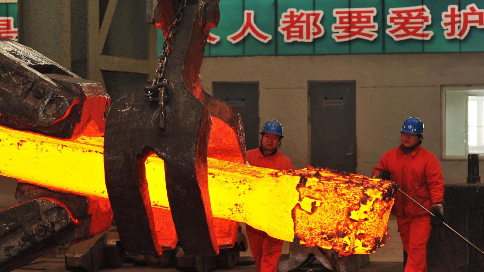 Arbeiter in einem Stahlwerk in der chinesischen Provinz Liaoning Arbeiter in einem Stahlwerk in der chinesischen Provinz Liaoning