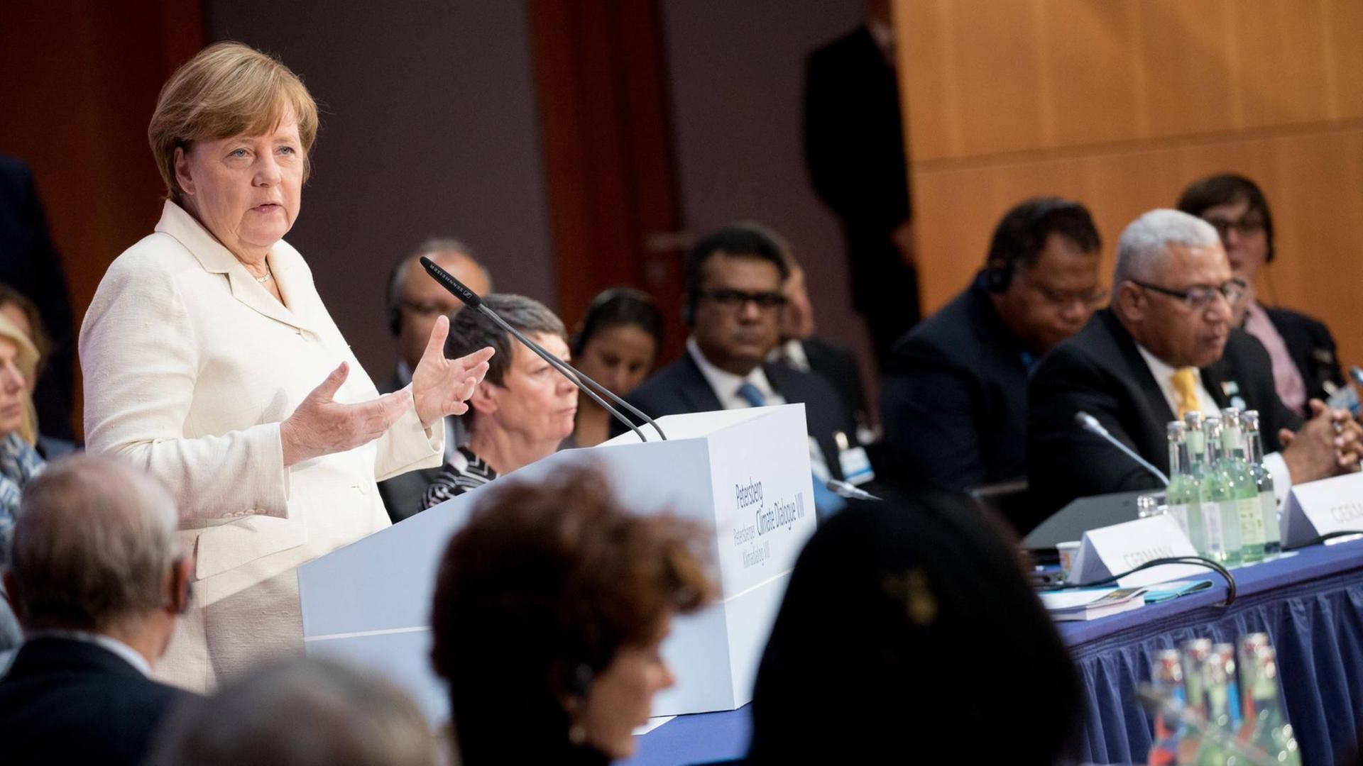 Bundeskanzlerin Angela Merkel (CDU) spricht am 23.05.2017 in Berlin bei der Eröffnung des 8. Petersberger Klimadialog des Umweltministeriums zu den Teilnehmern. Bundeskanzlerin Angela Merkel (CDU) spricht am 23.05.2017 in Berlin bei der Eröffnung des 8. Petersberger Klimadialog des Umweltministeriums zu den Teilnehmern.
