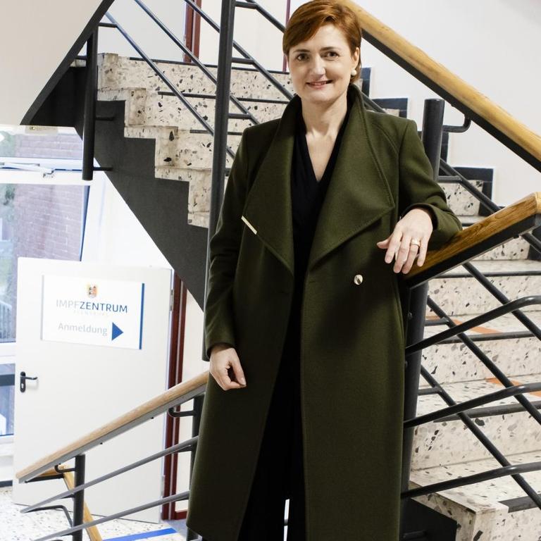 Simone Lange (SPD), Oberbürgermeisterin der Stadt Flensburg, steht im Treppenhaus im Impfzentrum Flensburg. Das bisher leerstehende Gebäude der Bundesanstalt für Immobilienaufgaben (BImA) war ursprünglich für eine Nutzung durch das Kraftfahrt-Bundesamts vorgesehen.
