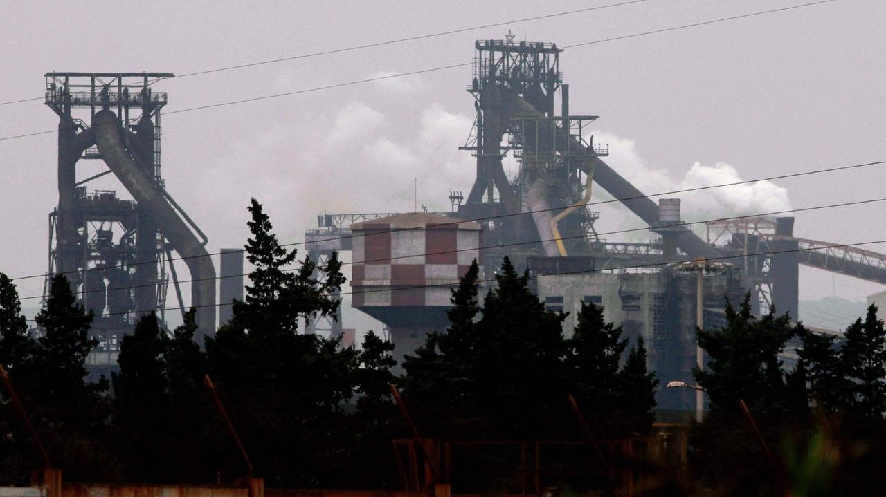 Das Stahlwerk ILVA in Taranto in Süditalien. Das Stahlwerk ILVA in Taranto in Süditalien.