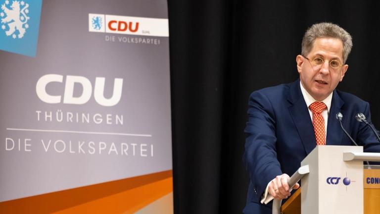 Hans-Georg Maaßen (CDU) spricht neben einem Plakat der CDU Thüringen in Suhl