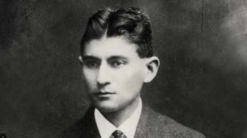 Paßfoto vom Schriftsteller Franz Kafka, ca. 1915/16. Mit eigenhändiger Unterschrift.