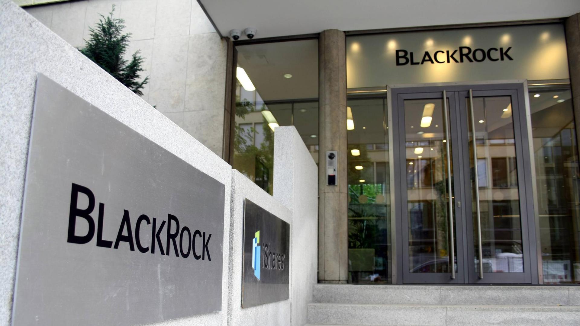 Am Haupteingang der Niederlassung in München steht der Schriftzug Blackrock Am Haupteingang der Niederlassung in München steht der Schriftzug Blackrock