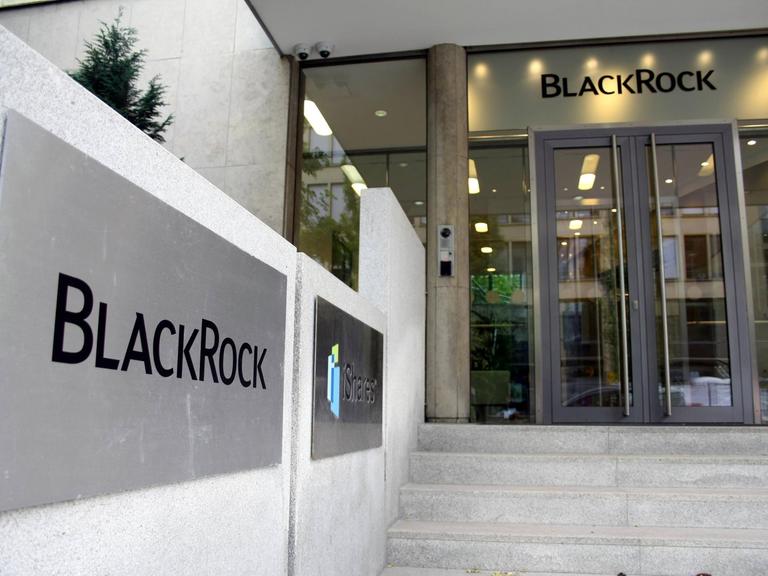 Am Haupteingang der Niederlassung in München steht der Schriftzug Blackrock