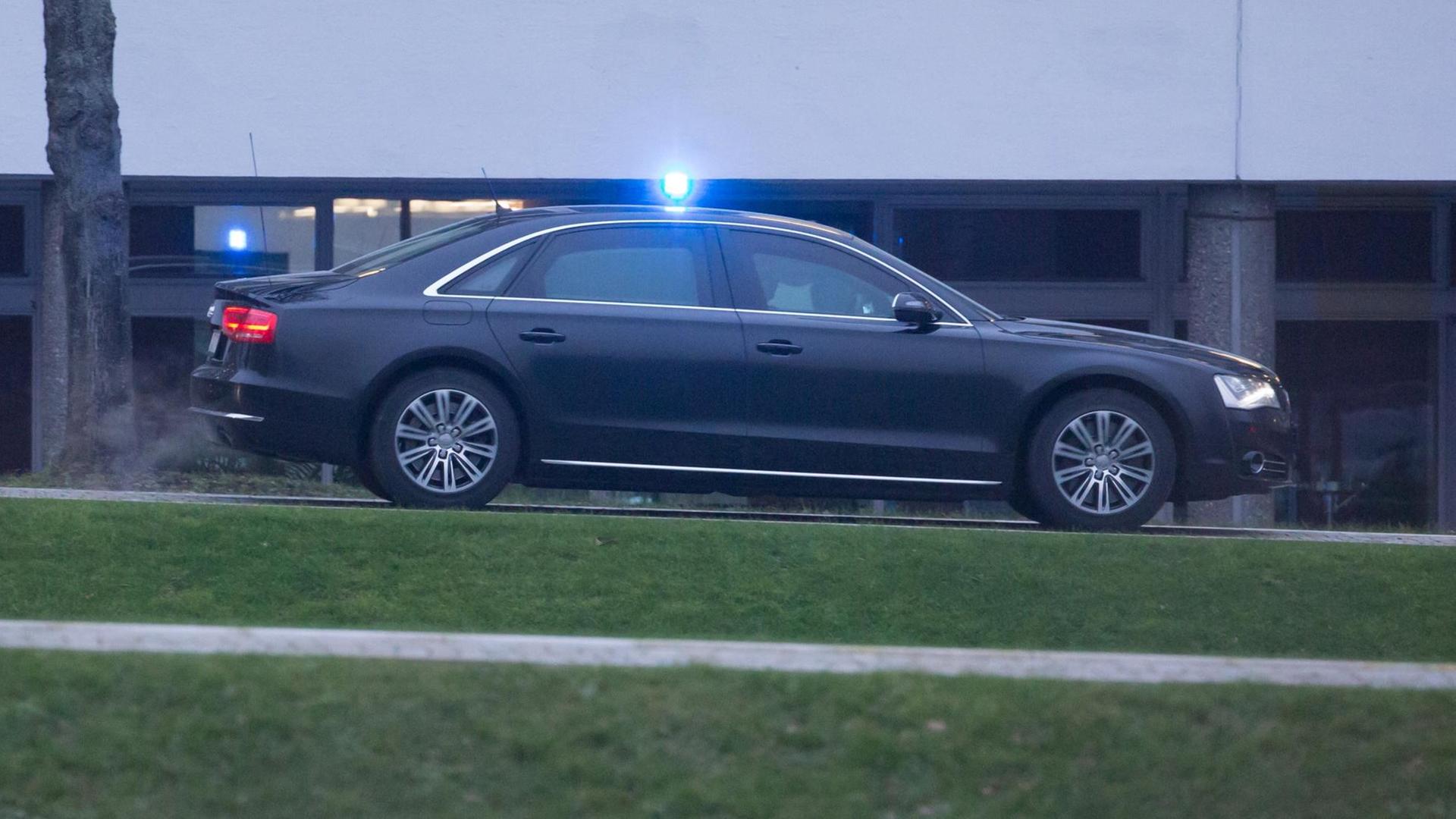 Beamte des SEK fahren zwei mutmaßliche Terrorverdächtige nach deren Vorführung beim Haftrichter des Bundesgerichtshofes in Karlsruhe (Baden-Württemberg) vom Gerichtsgelände.