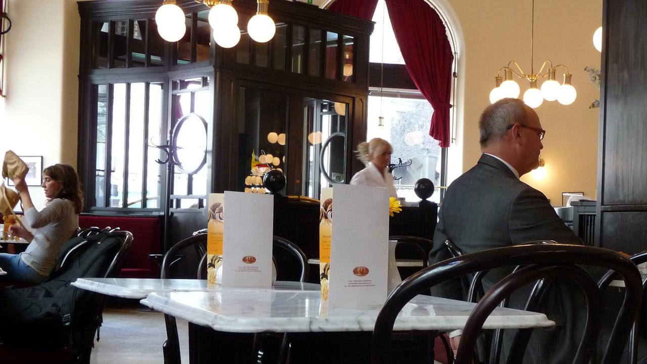 Das Cafe Griensteidl in Wien: In dem legendären Wiener Kaffeehaus trafen sich um 1890 die Dichter Arthur Schnitzler und Hugo von Hofmannsthal, der Kulturkritiker Karl Kraus, der Architekt Adolf Loos und der Revolutionär Leo Trotzki. Das Cafe Griensteidl in Wien: In dem legendären Wiener Kaffeehaus trafen sich um 1890 die Dichter Arthur Schnitzler und Hugo von Hofmannsthal, der Kulturkritiker Karl Kraus, der Architekt Adolf Loos und der Revolutionär Leo Trotzki.