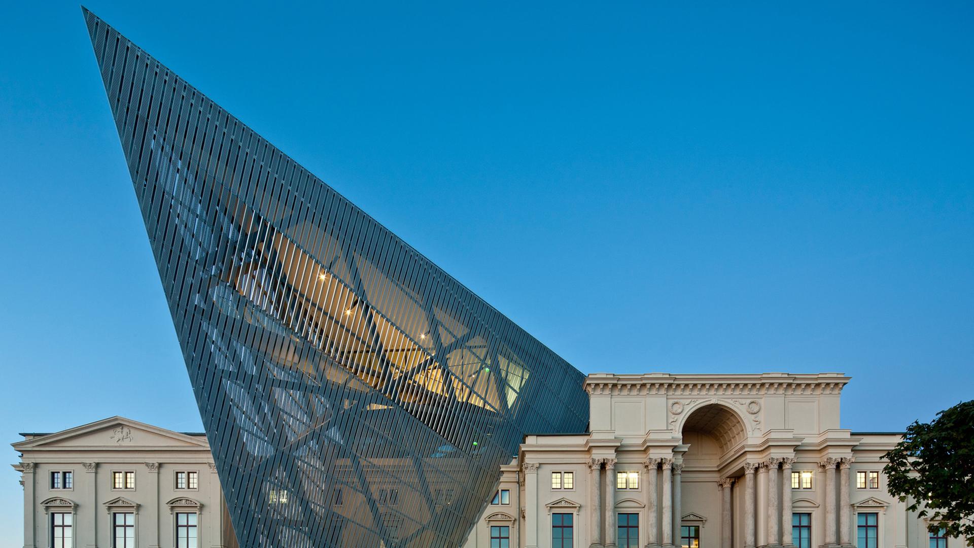 Das Militärhistorische Museum der Bundeswehr in Dresden im Oktober 2011, nachdem es für 62,5 Millionen Euro nach Plänen des Architekten Daniel Libeskind umgestaltet worden war Das Militärhistorische Museum der Bundeswehr in Dresden im Oktober 2011, nachdem es für 62,5 Millionen Euro nach Plänen des Architekten Daniel Libeskind umgestaltet worden war