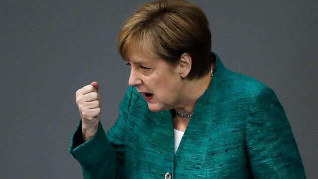 Bundeskanzlerin Merkel spricht im Deutschen Bundestag in Berlin.
