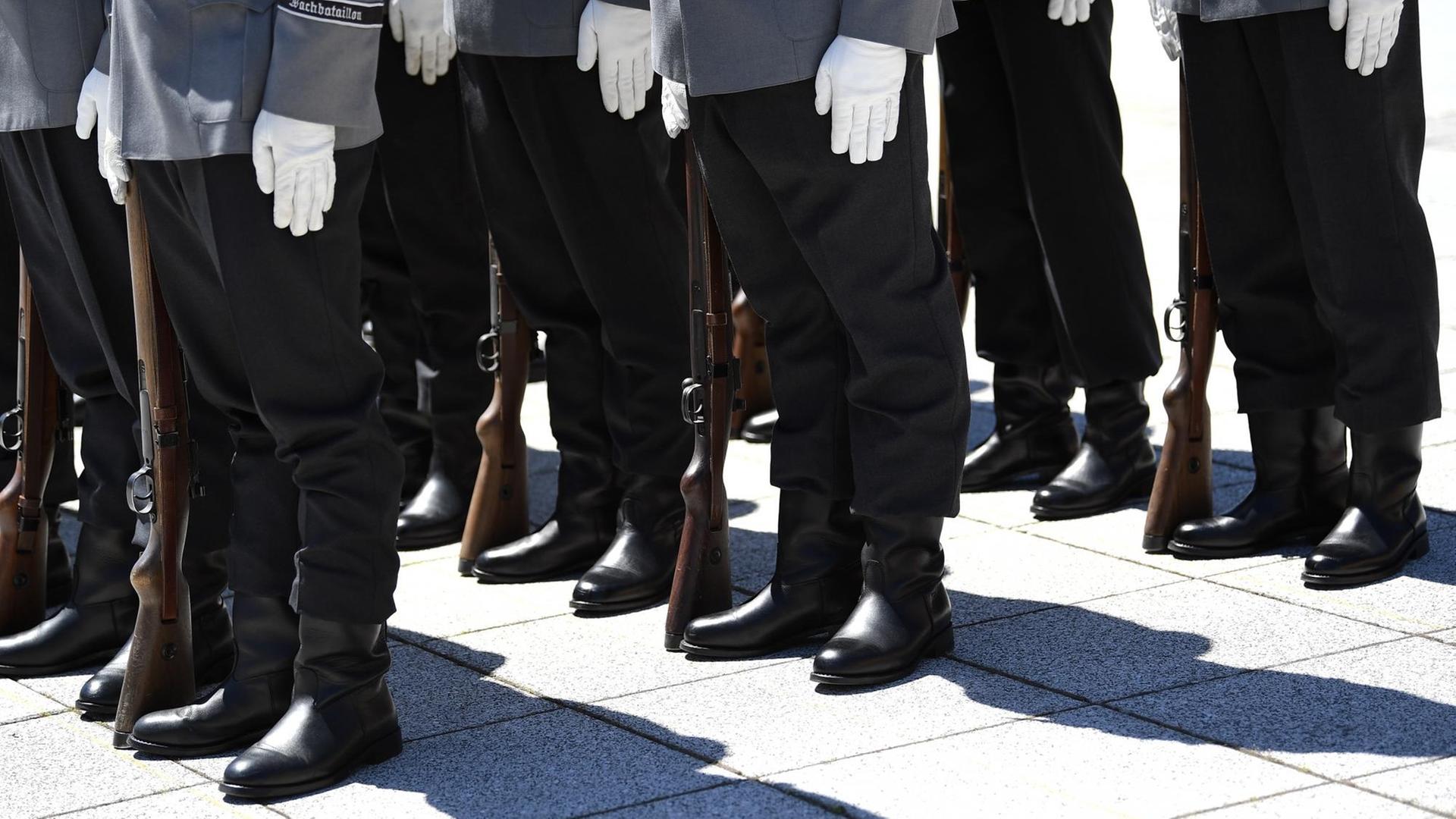 Soldaten des Wachbataillons der Bundeswehr stehen vor einem Antrittsbesuch eines Staatsgasts mit militärischen Ehren am 01.06.2017 im Bendlerblock in Berlin. Soldaten des Wachbataillons der Bundeswehr stehen vor einem Antrittsbesuch eines Staatsgasts mit militärischen Ehren am 01.06.2017 im Bendlerblock in Berlin.