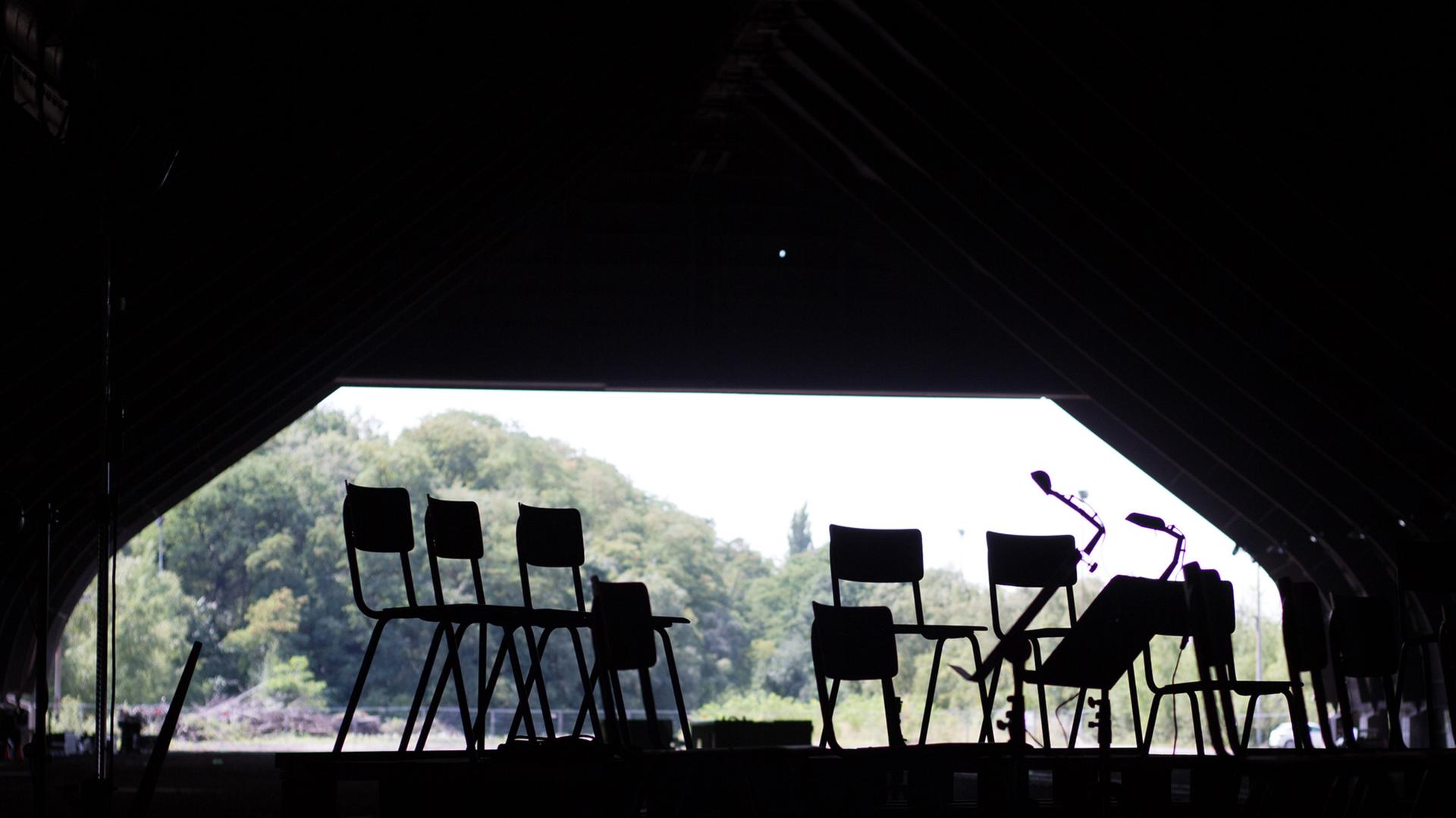 Impressionen von der Ruhrtriennale 2015: Stühle stehen vor der Kohlenmischhalle der Zeche Lohberg in Dinslaken, einem der Spielorte. Impressionen von der Ruhrtriennale 2015: Stühle stehen vor der Kohlenmischhalle der Zeche Lohberg in Dinslaken, einem der Spielorte.