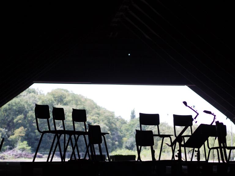 Impressionen von der Ruhrtriennale 2015: Stühle stehen vor der Kohlenmischhalle der Zeche Lohberg in Dinslaken, einem der Spielorte.