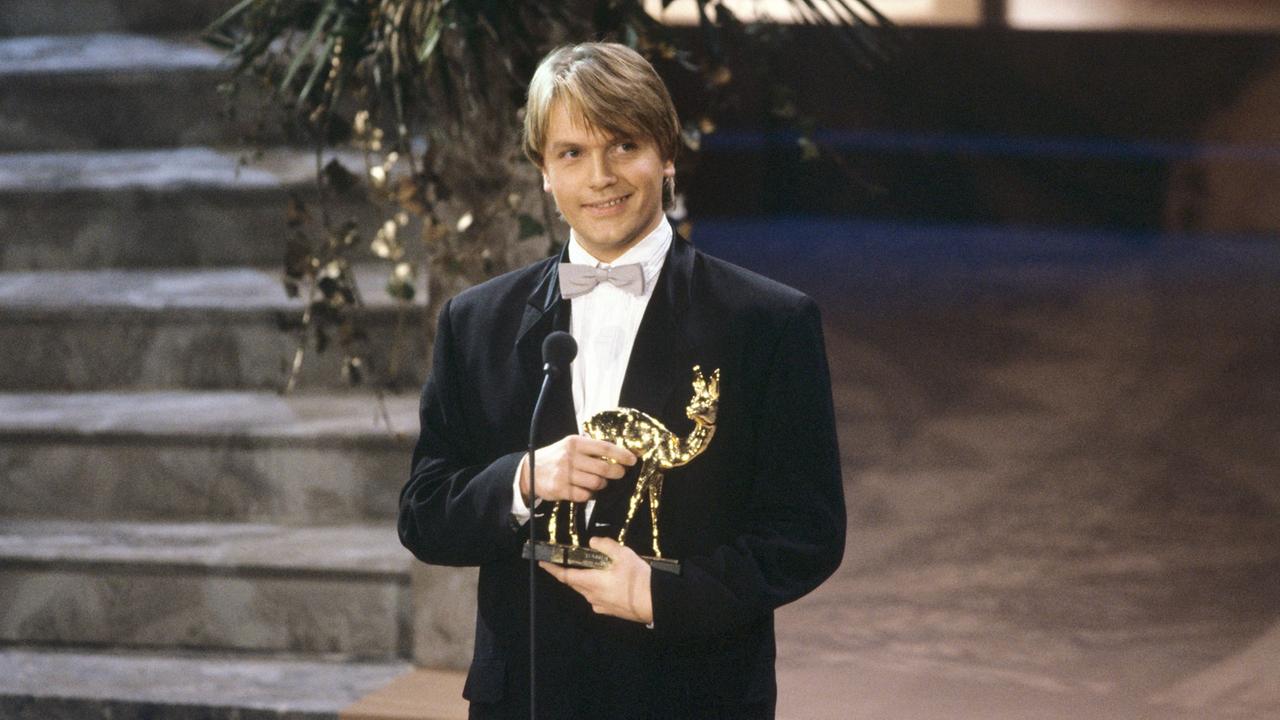 Entertainer Hape Kerkeling bekam den Bambi für seine "erfrischend provokativen" TV-Moderationen. Zur Gala der 44. Bambi-Verleihung trafen sich am 12.12.1991 in Wiesbaden mahr als 600 Gäste aus Politik, Kultur, Sport und dem Showbusiness. Entertainer Hape Kerkeling bekam den Bambi für seine "erfrischend provokativen" TV-Moderationen. Zur Gala der 44. Bambi-Verleihung trafen sich am 12.12.1991 in Wiesbaden mahr als 600 Gäste aus Politik, Kultur, Sport und dem Showbusiness.