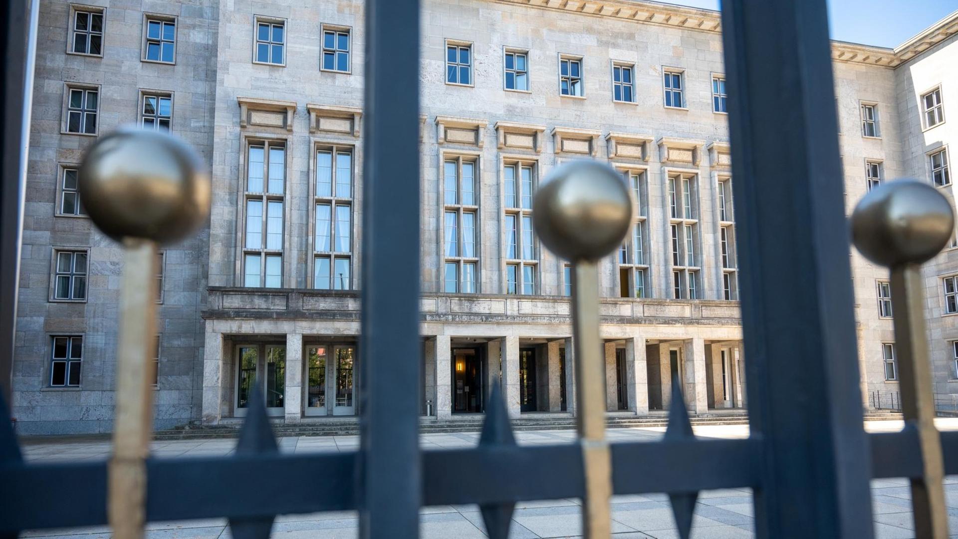 Blick aufs Bundesministerium der Finanzen durch ein Gitter am Tor Blick aufs Bundesministerium der Finanzen durch ein Gitter am Tor
