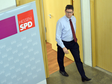 Der SPD-Landesvorsitzende Thorsten Schäfer-Gümbel geht am 18.11.2013 in Frankfurt am Main (Hessen) im Anschluss an eine Sitzung des SPD-Parteirats durch die Flure.