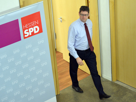 Der SPD-Landesvorsitzende Thorsten Schäfer-Gümbel geht am 18.11.2013 in Frankfurt am Main (Hessen) im Anschluss an eine Sitzung des SPD-Parteirats durch die Flure. Der SPD-Landesvorsitzende Thorsten Schäfer-Gümbel geht am 18.11.2013 in Frankfurt am Main (Hessen) im Anschluss an eine Sitzung des SPD-Parteirats durch die Flure.