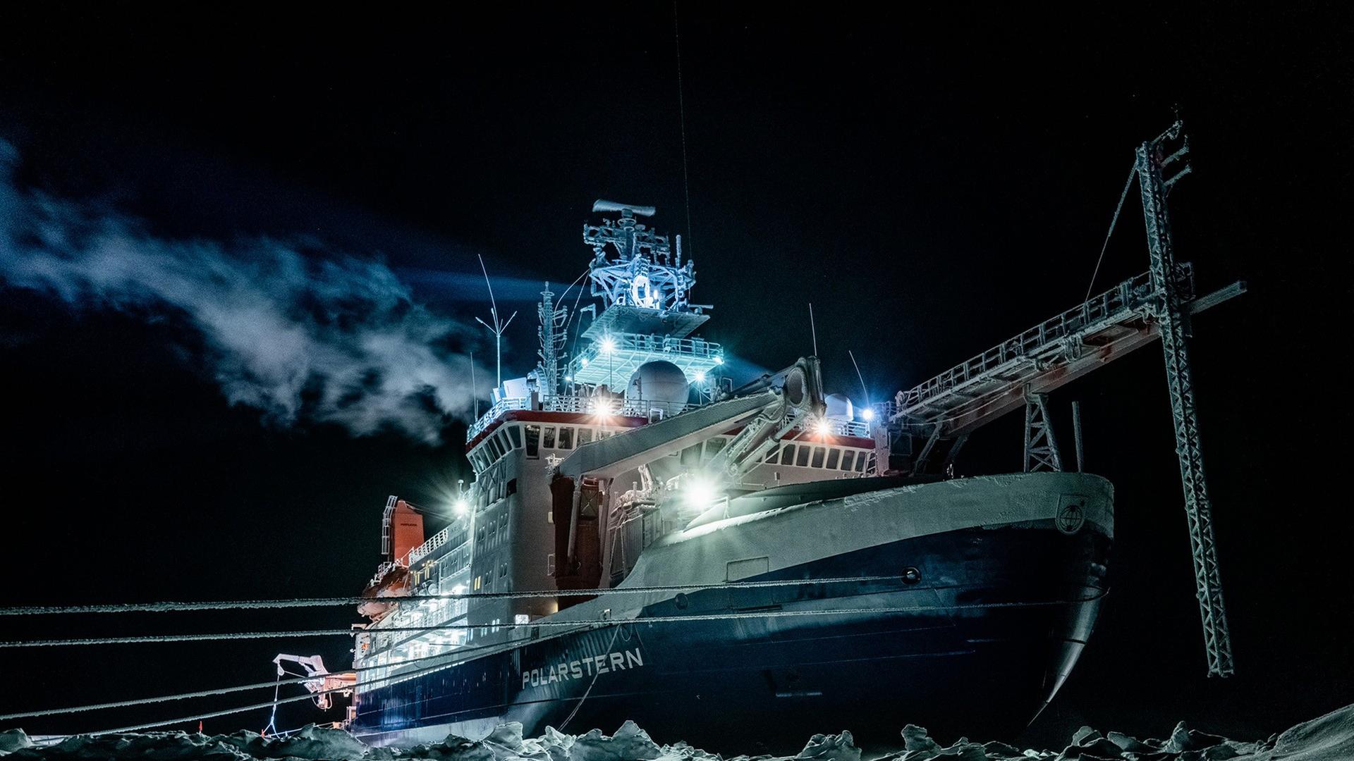 Das auf einer Eisscholle eingefrorene Forschungs-Schiff "Polarstern" drifttet ein Jahr lang durch das Nordpolarmeer. Das auf einer Eisscholle eingefrorene Forschungs-Schiff "Polarstern" drifttet ein Jahr lang durch das Nordpolarmeer.