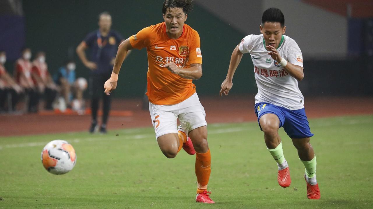 Das Foto zeigt den Fußballer Ming Tian (L) von Wuhan Zall im Zweikampf mit Zhou Junchen von Qingdao Huanghai beim Spiel in Suzhou. Das Foto zeigt den Fußballer Ming Tian (L) von Wuhan Zall im Zweikampf mit Zhou Junchen von Qingdao Huanghai beim Spiel in Suzhou.