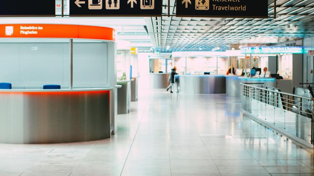 Eine menschenleere Halla am Flughafen, auch die Abfertigungs- und Auskunftsschalter sind geschlossen. Eine menschenleere Halla am Flughafen, auch die Abfertigungs- und Auskunftsschalter sind geschlossen.