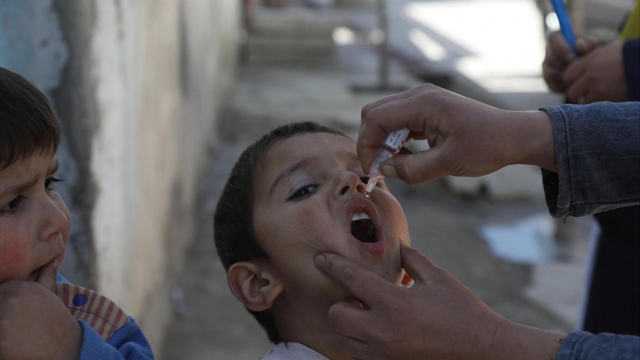 Ein Kind erhält eine Polio-Impfung in Kabul, Afghanistan Ein Kind erhält eine Polio-Impfung in Kabul, Afghanistan